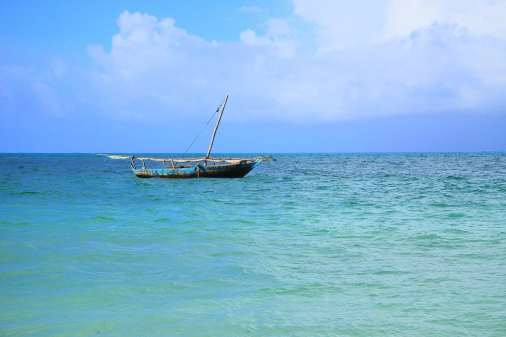 zanzibar dhow boat sea